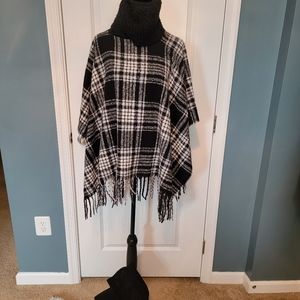 Jessica Simpson Black & White Puncho